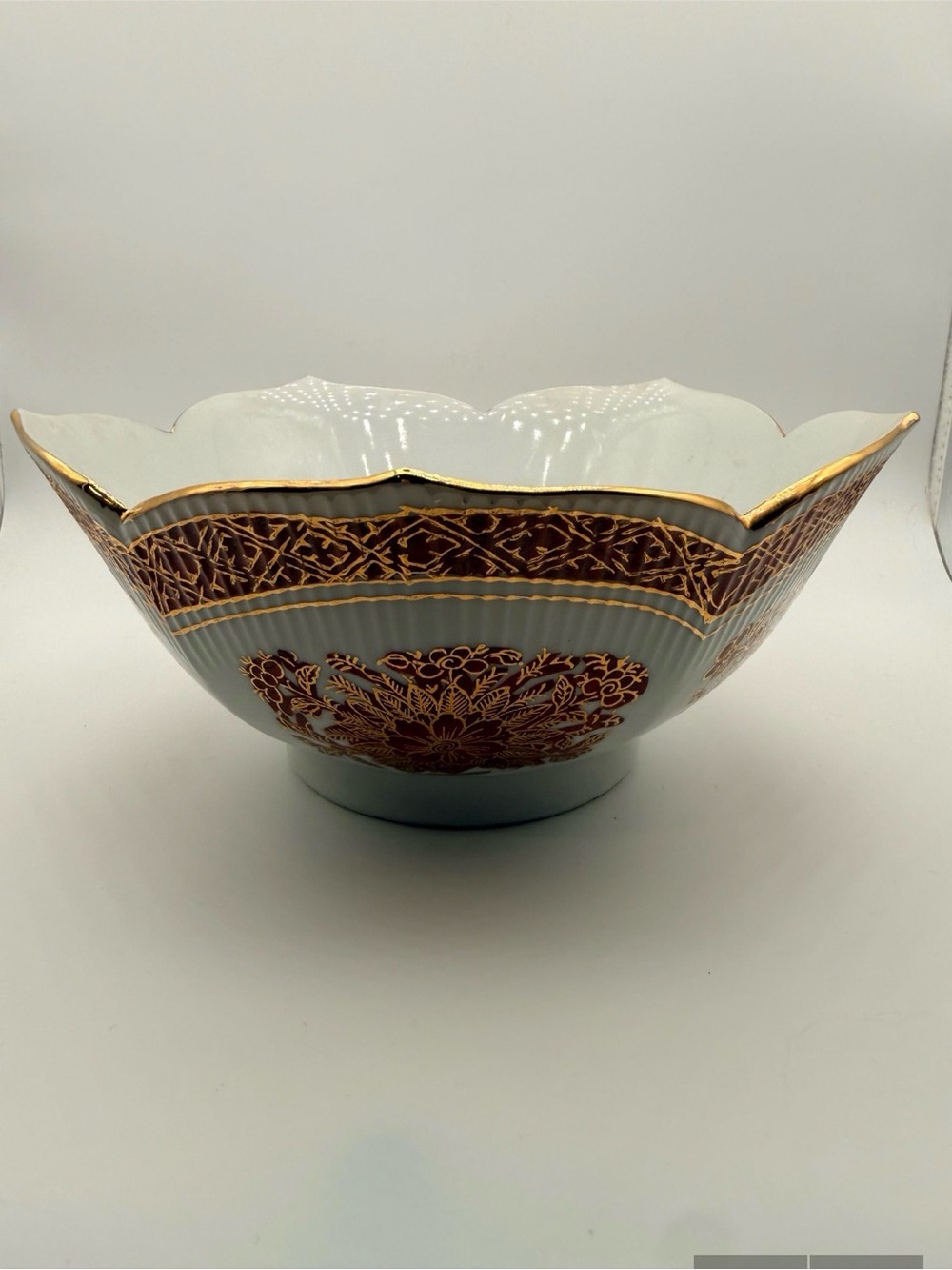 White and Gold Porcelain Decorative Bowl with Ornate Pattern